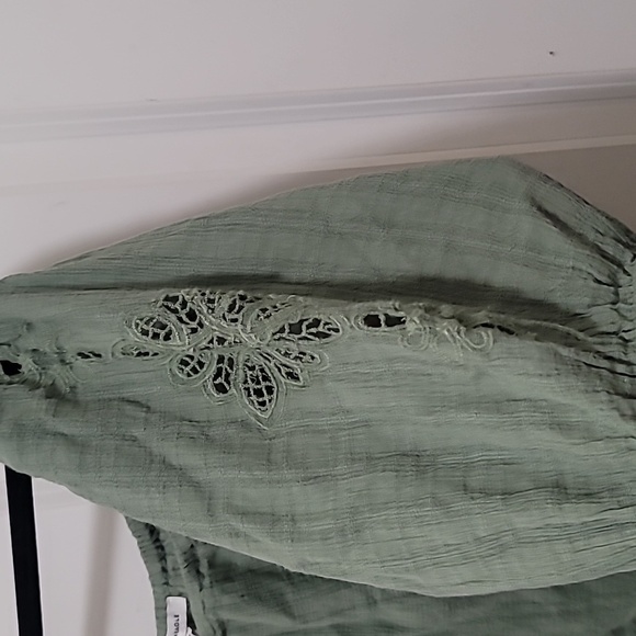 AMERICAN EAGLE OLIVE GREEN EYELET WOMEN'S WIDE NECK PUFF SLEEVE BLOUSE SIZE M - Picture 4 of 9